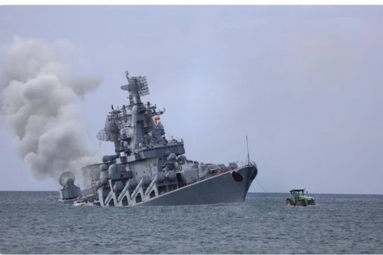 Hình ảnh cuối cùng của tuần dương hạm Moskva trước khi bị chìm. Ảnh: Newtalk.