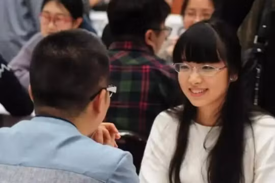 Hẹn hò xem mắt qua mai mối vẫn là cách đi đến hôn nhân phổ biến ở đô thị Trung Quốc. Ảnh: Sina.
