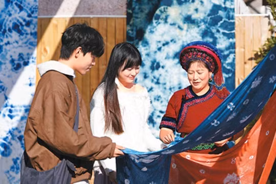 Du lịch di sản ngày Tết học nhuộm vải ở Đại Lý. Ảnh: Sohu.