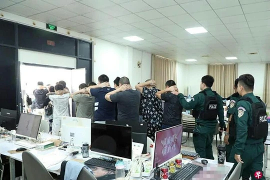 Cảnh sát Campuchia triệt phá ổ nhóm lừa đảo ở Bavet, Svayrieng. Ảnh: HK01. 