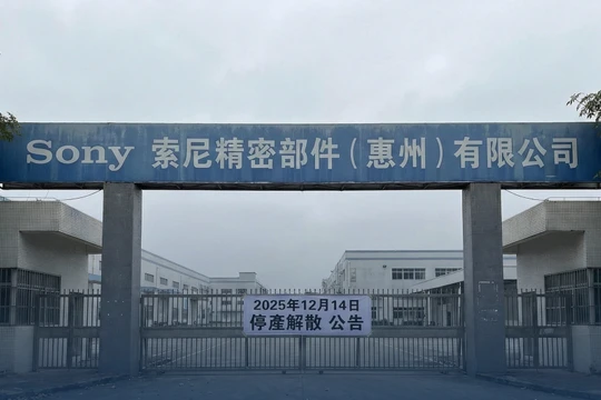 Nhà máy Sony ở Huệ Châu thông báo ngừng hoạt động, chuyển dây chuyền sang Thái Lan. Tấm biến ở cổng ghi "Ngày 14/12/2025, thông báo ngừng sản xuất, giải thể". Ảnh: Newtalk.