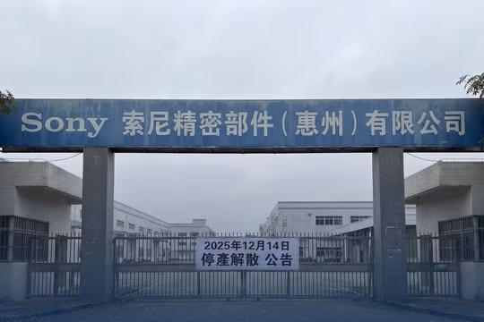 Nhà máy Sony ở Huệ Châu thông báo ngừng hoạt động, chuyển dây chuyền sang Thái Lan. Tấm biến ở cổng ghi "Ngày 14/12/2025, thông báo ngừng sản xuất, giải thể". Ảnh: Newtalk.