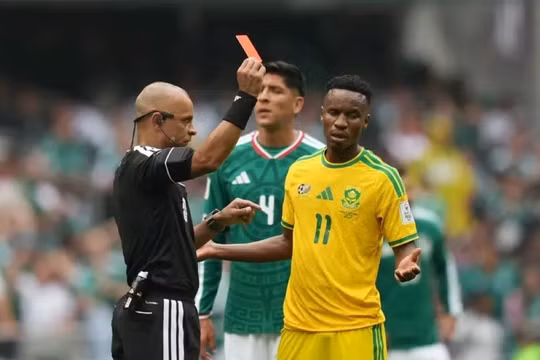 Thẻ đỏ gây tranh cãi của trọng tài người Brazil Wilton Sampaio trong trận cầu Nam Phi và Mexico. Ảnh: Reuters.