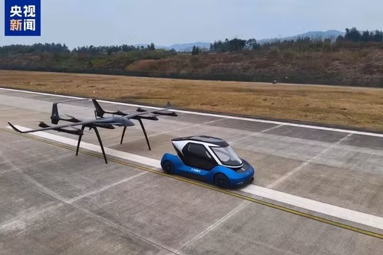 Chiếc máy bay - ô tô "hai trong một" khi là ô tô chạy trên mặt đất. Ảnh: CCTV.