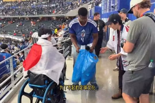 Cổ động viên Nhật nhặt rác sau khi kết thúc trận cầu với Hà Lan. Ảnh: Sohu.