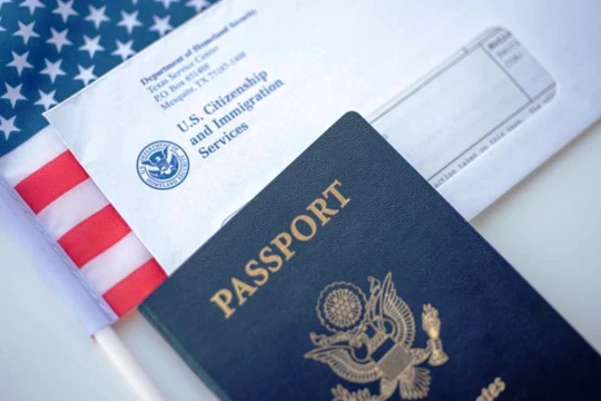 Chính quyền Mỹ yêu cầu USCIS trong năm tài khóa 2026 phải mỗi tháng chuyển 100–200 hồ sơ hủy tư cách nhập tịch sang Văn phòng Tố tụng Di trú gây lo ngại. Ảnh: CNA.