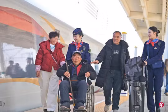 Cha mẹ đi đón Tết với con đang trở thành trào lưu mới ở Trung Quốc. Ảnh: Zaobao.