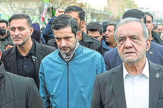 Ông Yousef Pezeshkian (giữa) và cha, Tổng thống Iran Masoud Pezeshkian (phải). Ảnh: AFP.