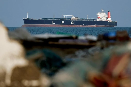 Tàu Nanda Devi - một trong hai tàu chở khí hóa lỏng của Ấn Độ - đã đi qua eo Hormuz an toàn nhờ nỗ lực ngoại giao với Iran. Ảnh: Reuters.