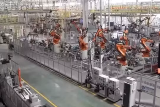 Một hãng xe phá sản, dây chuyền ngừng hoạt động. Ảnh: Singtao.