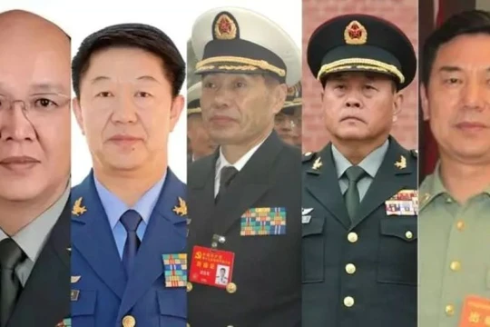 Năm thượng tướng quân đội Trung Quốc bị Ủy ban Thường vụ Quốc hội bãi miễn tư cách đại biểu quốc hội hôm 26/2. Từ trái qua phải: Lý Vỹ, Vu Trung Phúc, Thẩm Kim Long, Lý Kiều Minh, Tần Sinh Tường. Ảnh: Singtao.