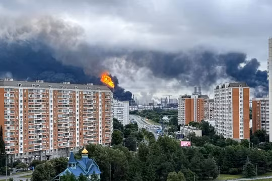 Nga sử dụng hàng trăm UAV tấn công khu vực Moscow gây nhiều đám cháy hôm 18/6. Ảnh: QQnews.