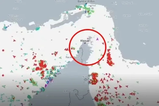 Sau khi Iran tuyên bố phong tỏa eo biển Hormuz, nơi này đã vắng bóng tàu qua lại. Ảnh: Newtalk.