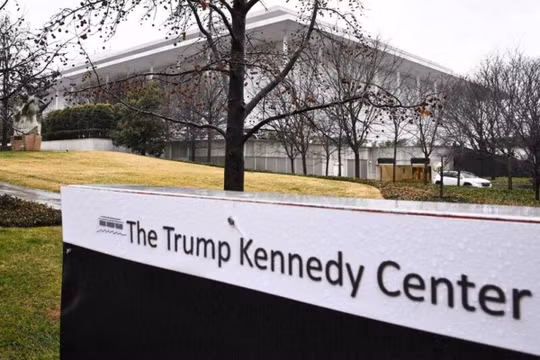 Tên ông Trump sẽ bị xóa khỏi biển tên của Trung tâm Kennedy. Ảnh: AFP.