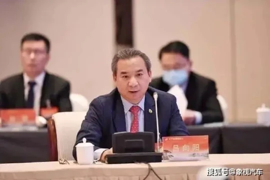 Ông Lữ Hướng Dương hiện là Chủ tịch Tập đoàn Dung Tiệp và Phó chủ tịch HĐQT Tập đoàn BYD. Ảnh: Sohu.