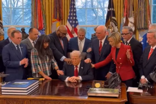 Bức ảnh các mục sư từ khắp nước Mỹ tụ tập tại Nhà Trắng để cầu nguyện cho ông Trump thời kỳ đầu chiến tranh với Iran. Ảnh: Chineseherald.