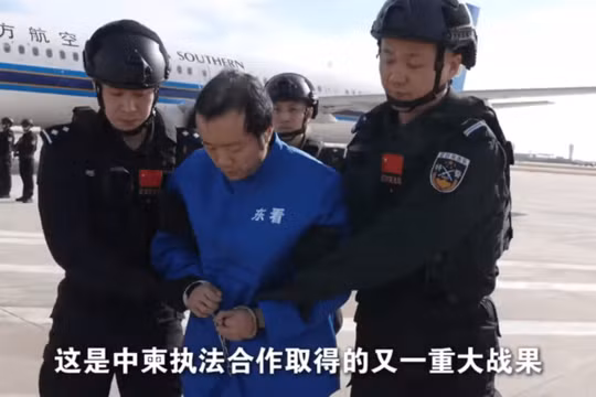 Chen Zhi (Trần Chí) bị dẫn độ từ Campuchia về Trung Quốc có thể là khởi đầu cho cuộc chiến pháp lý tranh giành số Bitcoin trị giá 11,5 tỷ USD giữa Trung Quốc và Mỹ. Ảnh: CCTV.