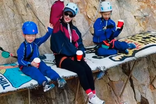 Những khách hàng dũng cảm. Ảnh: Creaders.