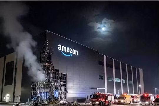 Một cơ sở của Amazon ở Các Tiểu vương quốc Ả Rập Thống nhất (UAE) cháy sau khi bị UAV Iran tấn công. Ảnh: Sohu.