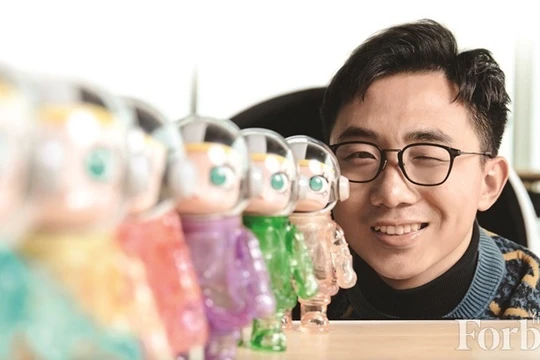 Nhờ sản xuất và kinh doanh đồ chơi sưu tập, Vương Ninh đã trở thành tỷ phú và đưa Pop Mart trở thành đế chế đồ chơi. Ảnh: Forbes.