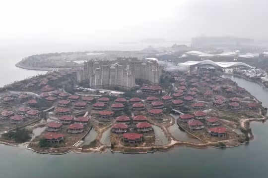 Đảo Hải Hoa được xây dựng lấy cảm hứng từ đảo nhân tạo Palm Jumeirah ở Dubai giờ trở thành vùng đất chết. Ảnh: NYT.