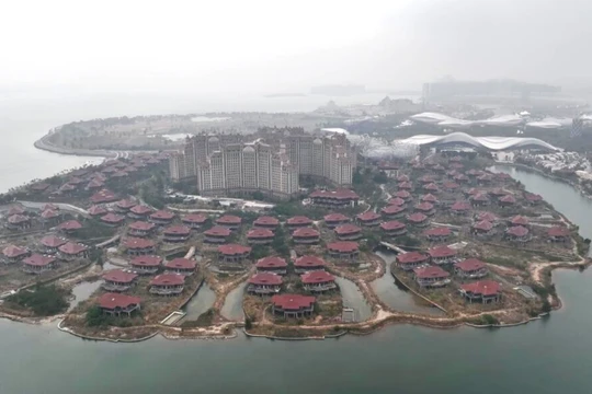 Đảo Hải Hoa được xây dựng lấy cảm hứng từ đảo nhân tạo Palm Jumeirah ở Dubai giờ trở thành vùng đất chết. Ảnh: NYT.