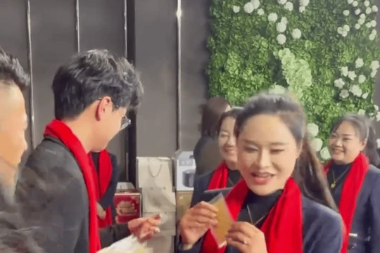 Ông chủ trẻ tặng vàng cho nhân viên. Ảnh: Singtao.