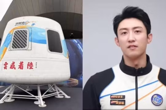 Nam diễn viên Hoàng Cảnh Du và phi thuyền sẽ đưa anh lên không gian với giá vé 3 triệu NDT. Ảnh: Worldjournal.