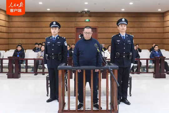Bạch Thiên Huy nghe phán quyết tại phiên tòa phúc thẩm. Ảnh: NDNB.