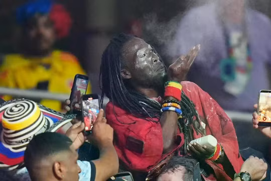 Pháp sư Nana Kwaku Bonsam làm phép trên khán đài nhằm trợ giúp tuyển Ghana giành thắng lợi trước tuyển Colombia. Ảnh: Sohu. 