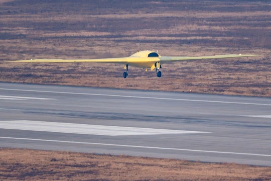 Đài Truyền hình trung ương Trung Quốc tuyên bố: Chiếc CH-7 đã bay thử chuyến đầu tiên. Ảnh: Sina. 