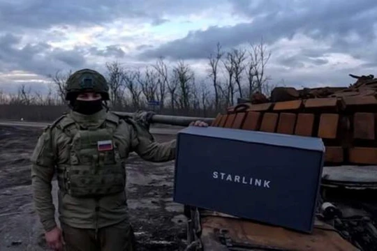 Hình ảnh lan truyền trên mạng xã hội Nga cho thấy thiết bị Starlink được lắp trên xe tăng Nga. Ảnh: Sina.