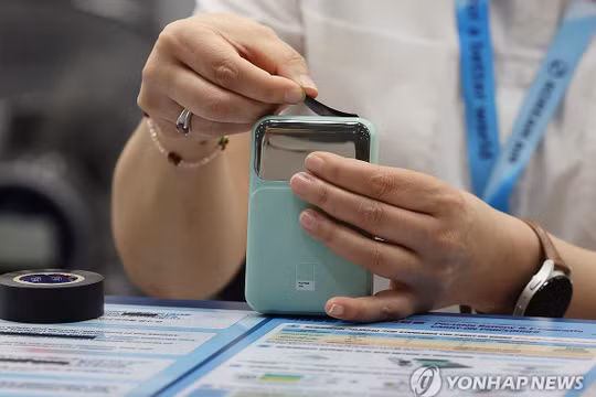 Nếu mang pin sạc lên máy bay phải dùng băng keo cách điện dán kín cổng ra. Ảnh: Yonhapnews.