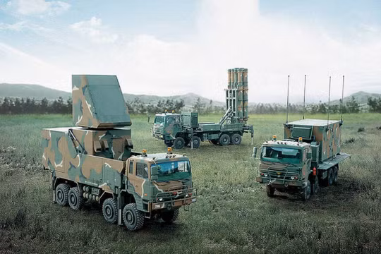 Radar, xe thông tin và xe phóng đạn của hệ thống Cheongung-II. Ảnh: Yonhap.