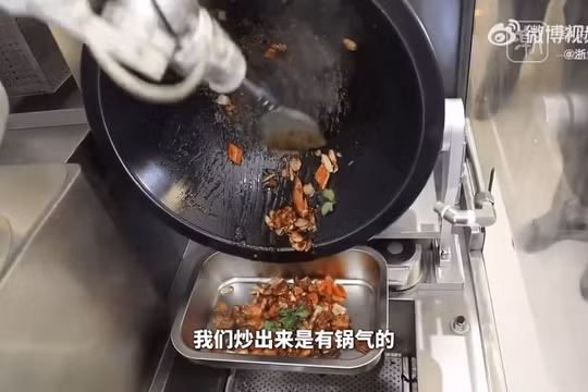 Robot hoàn tất món "Thịt bò xào húng quế". Ảnh: Singtao.