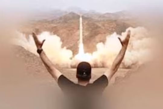 Hình ảnh trích từ video IRGC công bố về vụ phóng tên lửa từ vùng núi gần thành phố Yazd. Ảnh: Sohu.