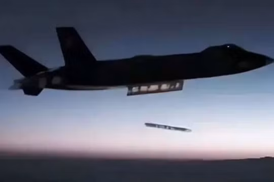 Hình ảnh đầu tiên về J-20 phóng tên lửa PL-16. Ảnh: HK01.