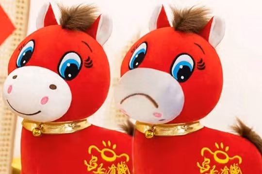 Sản phẩm thiết kế "ngựa cười" (trái) do thợ may nhầm thành "ngựa khóc" (phải), không ngờ lại thành sản phẩm bán chạy. Ảnh: Singtao.