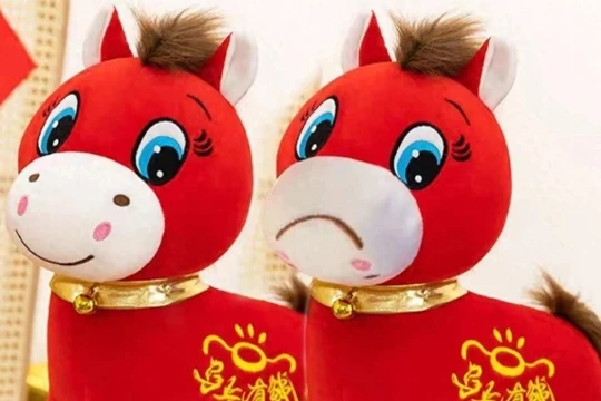 Sản phẩm thiết kế "ngựa cười" (trái) do thợ may nhầm thành "ngựa khóc" (phải), không ngờ lại thành sản phẩm bán chạy. Ảnh: Singtao.