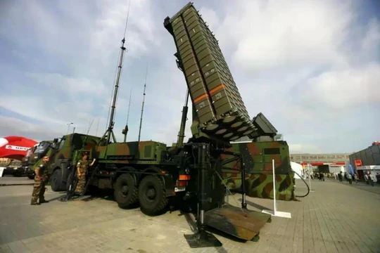 Hệ thống Sky Guardian sử dụng hệ thống SAMP/T (Mamba) của châu Âu với tên lửa phòng không Aster, có thể đánh chặn tên lửa đạn đạo chiến thuật và tên lửa hành trình. Ảnh: CNR.