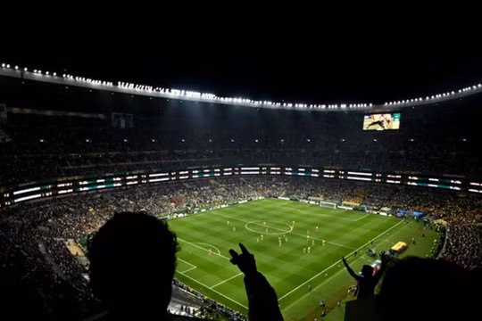Trận Mexico gặp Ecuador ở vòng 1/16 cũng đã bị FIFA yêu cầu hoãn 1 giờ vì giông sét. Ảnh: Getty.