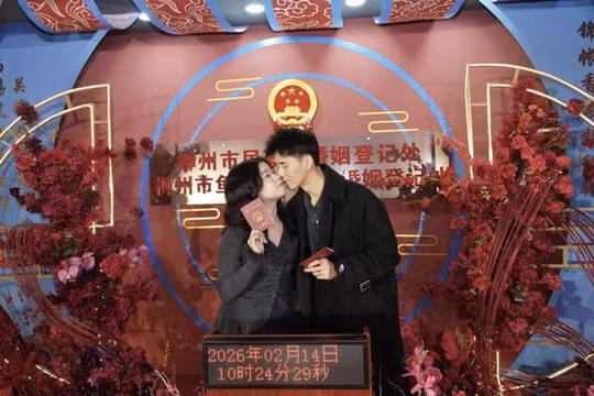 Cục Dân chính thành phố Liễu Châu, Quảng Tây lập điểm check in cho các cặp đăng ký kết hôn thành công. Ảnh: Sina.