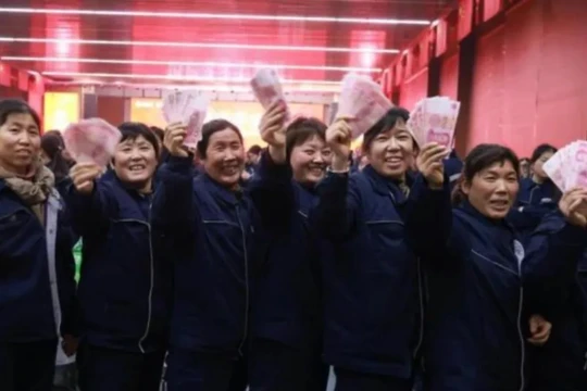 Các nữ nhân viên công ty vui mừng nhận tiền quà của ông chủ hào phóng. Ảnh: NetEase.