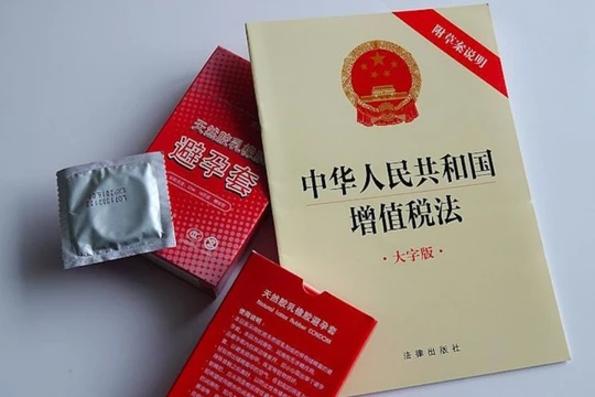 Từ 1/1/2026, Trung Quốc sẽ thực hiện đánh thuế VAT với bao cao su và thuốc tránh thai nhằm thúc đẩy tăng dân số. Ảnh; Sohu.