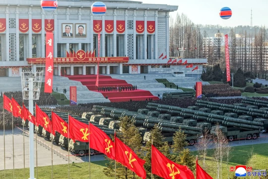 Quang cảnh lễ bàn giao và khai mạc trưng bày hệ thống tên lửa phóng loạt mới. Ảnh: KCNA/Singtao.