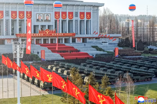 Quang cảnh lễ bàn giao và khai mạc trưng bày hệ thống tên lửa phóng loạt mới. Ảnh: KCNA/Singtao.