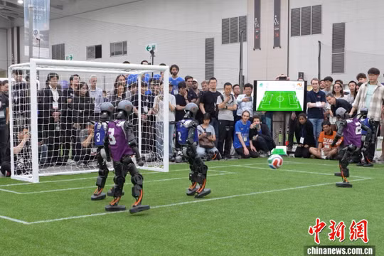 Robot sút ghi bàn. Ảnh: CNS.