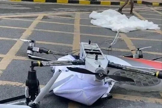 Máy bay không người lái giao hàng rơi giữa phố gây lo ngại, Ảnh: HK01