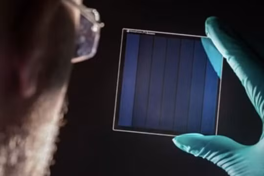 Tấm kính này có thể lưu trữ vĩnh viễn 2 triệu cuốn sách. Ảnh: Sina. 