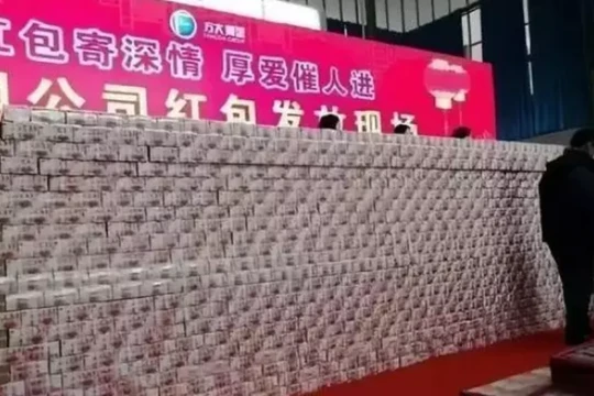 Bức tường tiền mặt tại bữa tiệc tất niên của Công ty Thép Fangda. Ảnh: Singtao.